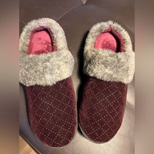 Isotoner Women's Burgundy Fur-Lined Slippers! Unworn size 7.5-8 washable